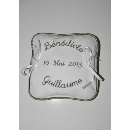 Porte-alliances coussin de mariage personnalisé brodé 2