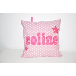 coussin étoile personnalisé en lettre appliquée brodée etoiles rose/ fuchsia